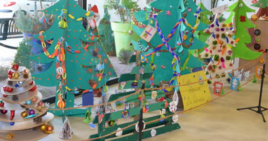 Les enfants du périscolaire décorent le Pôle culturel