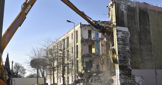 Cité Establet : une barre d’immeuble en cours de démolition