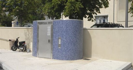 Nouvelle sanisette place Charles de Gaulle