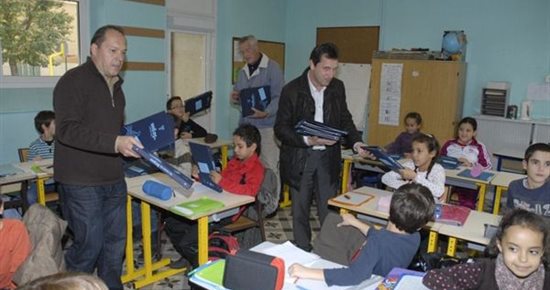 Remise des classeurs des Sorgues à l'école Jean Jaurès