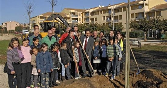 Auchan offre des arbres à la ville de Sorgues