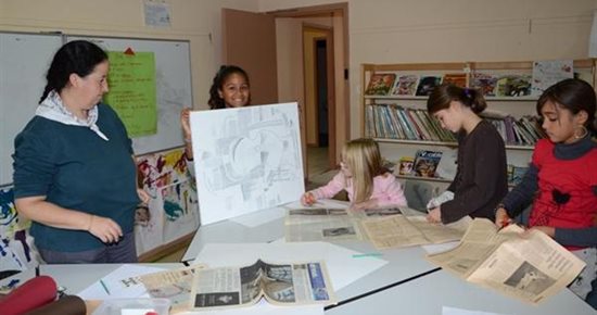Les enfants du centre de loisirs fêtent les 100 ans du papier collé !