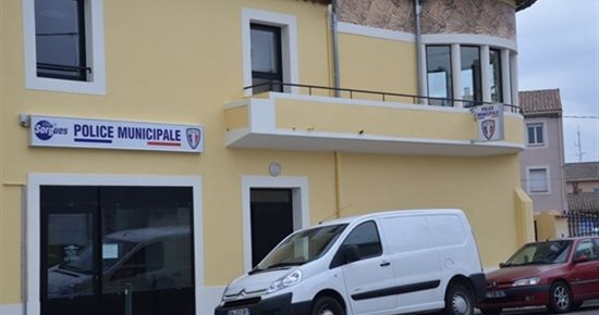 Une enseigne lumineuse pour le nouveau poste de police