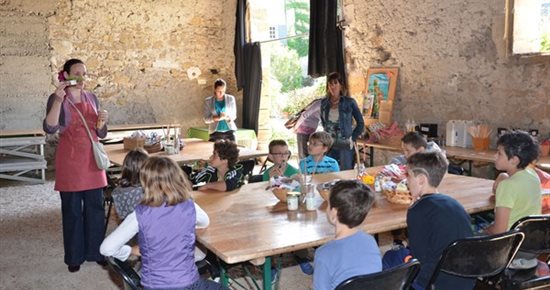 Au jardin, les enfants sont curieux !