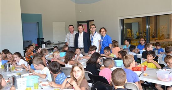 Les enfants du CASEVS partagent un repas avec le Maire
