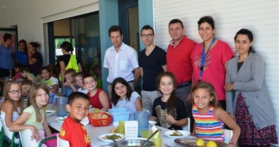 Le Maire déjeune avec les enfants du Centre de loisirs