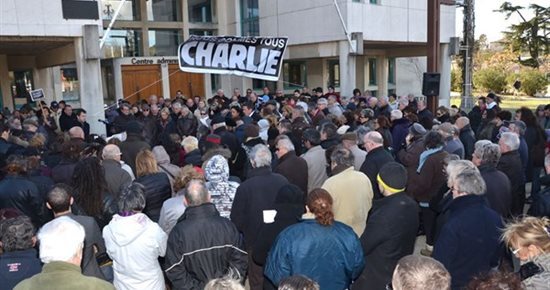 Sorgues : rassemblement silencieux devant le parvis Nelson Mandela