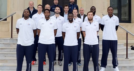 L'équipe du SAP pose avec le Maire