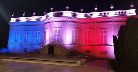 Le château St Hubert en bleu, blanc et rouge