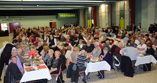 Les aînés fêtent Noël à la salle des fêtes