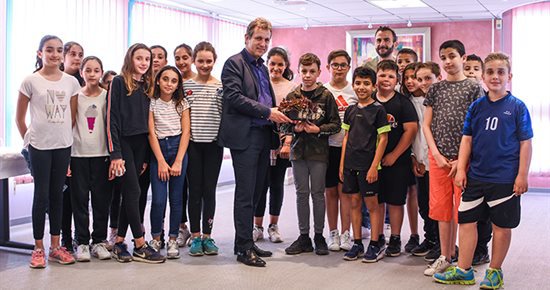 Le Maire reçoit la première récolte potagère de l'école Maillaude