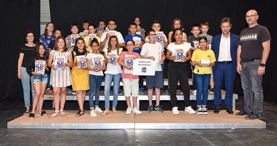 Remise de dictionnaires aux futurs collègiens