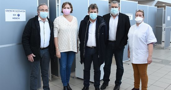 Vaccin Covid-19 | Un centre de vaccination à la Plaine sportive