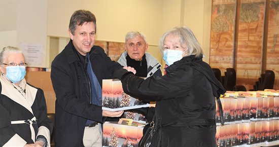 Distribution des colis de Noël aux seniors
