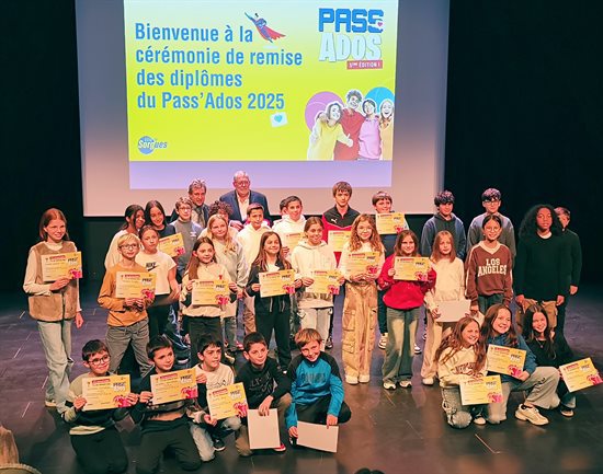 Des collégiens fiers de recevoir leur Passeport pour l’adolescence