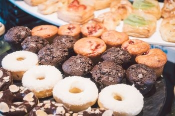 Vente de gâteaux par les bénévoles du CeSam