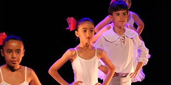 Spectacle de danse par les élèves de l'EMMD