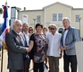 M. Garcia 1er adjoint et les membres du conseil municipal remettent à M. Alvarez la médaille d’honneur de la Ville de Sorgues.